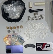 Dupla é presa após polícia encontrar maconha escondida sob tijolos em Arapiraca