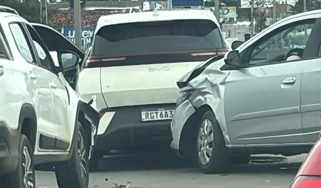 Engavetamento entre quatro veículos é registrado na AL-110, em Arapiraca