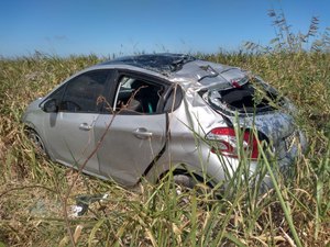 Carro capota e deixa mulher ferida na Barra de São Miguel