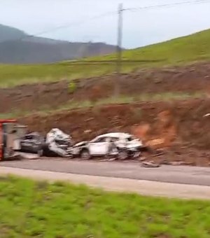 [Vídeo] Caminhão-cegonha tomba na BR 101 em Novo Lino