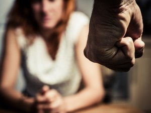 Homem é preso acusado de ameaçar esposa e filho de morte