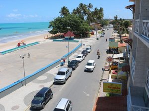 Caminhão derruba poste e danifica dois carros na Orla de Maragogi