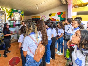 Estudantes aprendem sobre arte e sustentabilidade durante visita em Girau do Ponciano
