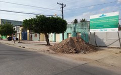 Obra em avenida no bairro Canafístula foi iniciada há dois anos e não foi concluída