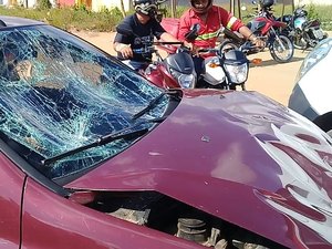 Mototaxista e passageiro ficam feridos após colisão entre carro e moto em Arapiraca