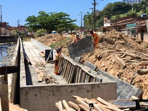 Vereador Joãozinho fiscaliza obras dos jardins filtrantes no Vale do Reginaldo