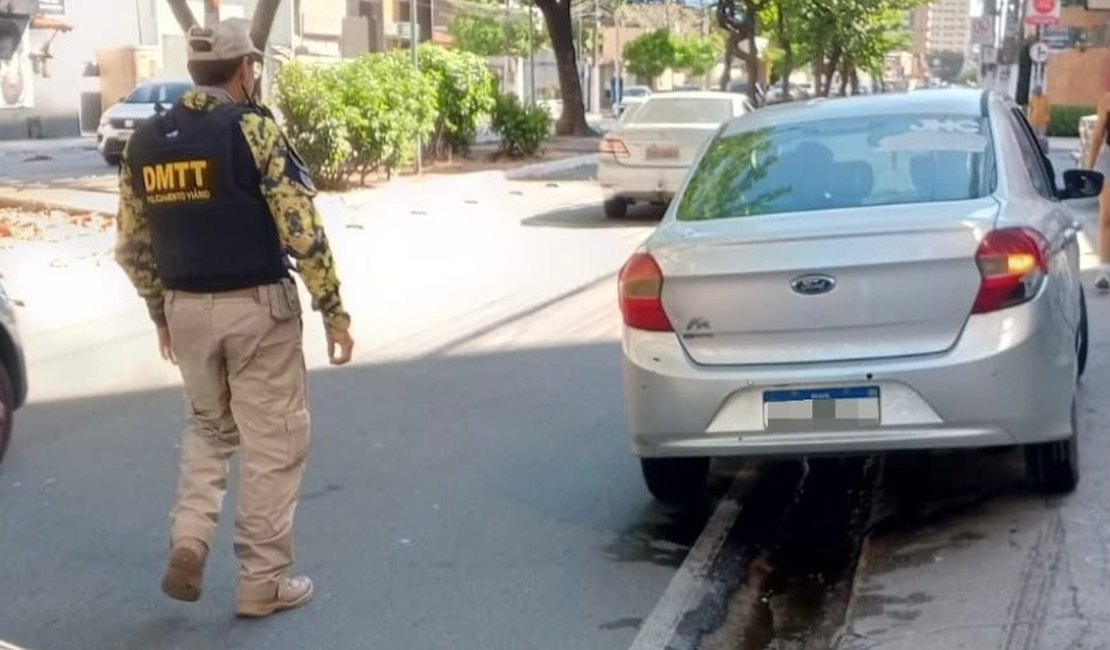 Condutor inabilitado é flagrado em veículo irregular na Ponta Verde