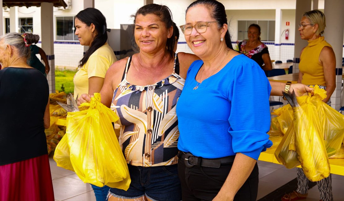 Em Lagoa da Canoa: mais de doze toneladas de alimentos são entregues à comunidade pela prefeitura na Semana Santa