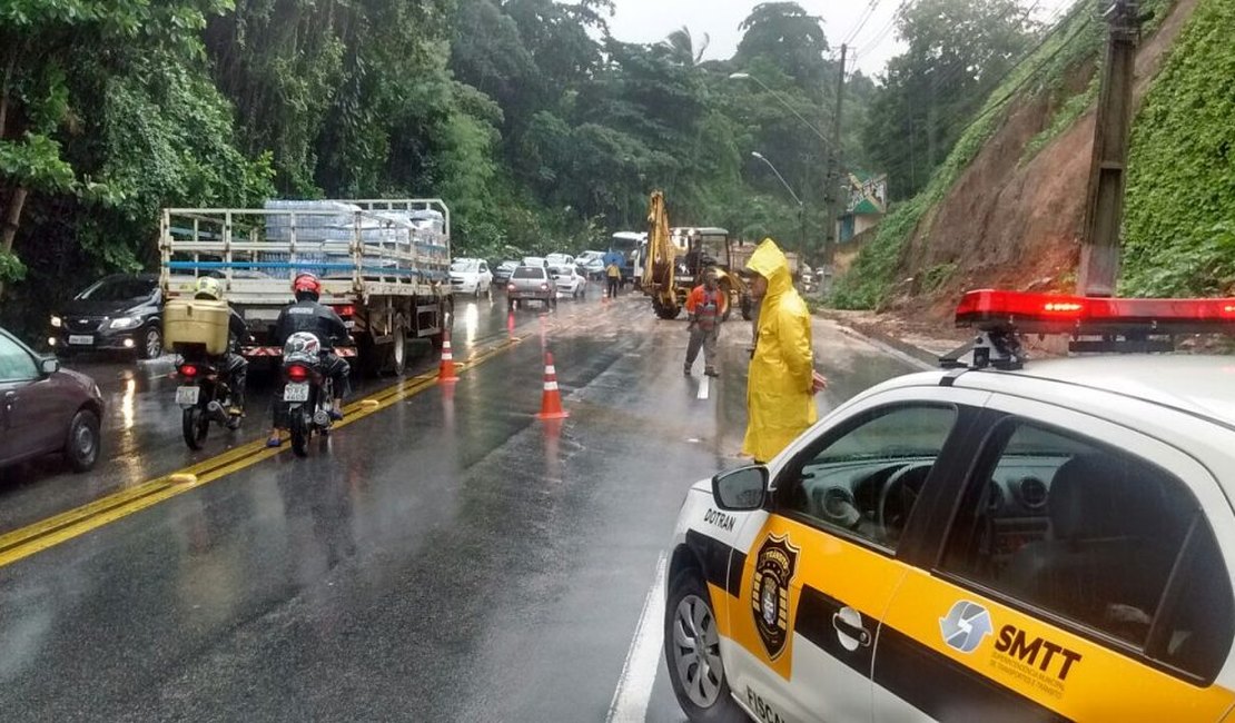 Chuva deixa o trânsito bloqueado em alguns pontos de Maceió; veja