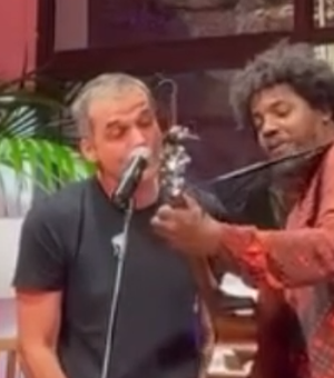 Wagner Moura surpreende ao subir ao palco durante show em Barcelona