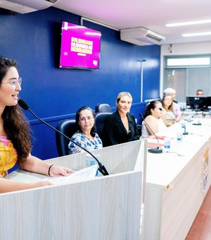 'Em Maceió, os Direitos básicos só chegam por ordem judicial', diz Teca Nelma durante sessão