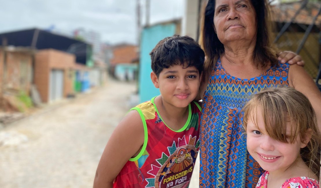 População comemora nova iluminação em ruas do Jacintinho