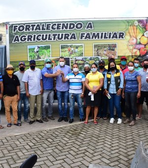 Prefeito de Campestre entrega caminhão para agricultores