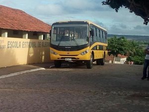 Assaltantes usam corda para forçar parada de ônibus escolar no Agreste