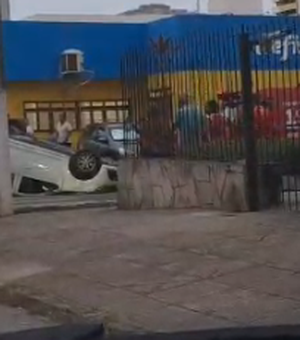 Carro capota em cruzamento próximo à antiga Avenida Jatiúca, em Maceió