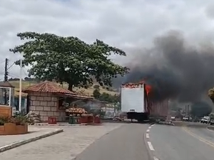 Carreta pega fogo na BR-316, em Maribondo; bombeiros são acionados
