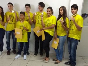 Alunos de escolas do município recebem medalhas da OBMEP 2016