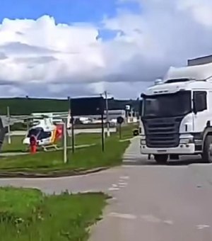 Homem fica ferido após colisão entre moto e carreta em União dos Palmares