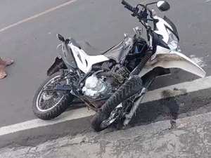 Jovem fica ferida em acidente de moto no centro de Delmiro Gouveia