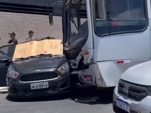 [Vídeo] Carro é atingido por ônibus e condutora fica presa às ferragens na ladeira da Rotary