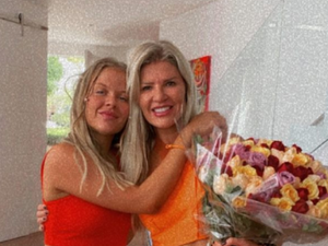 Luísa Sonza comemora 50 anos da mãe com flores e spa day