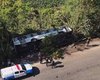 Ônibus lotado cai em canal no RJ e deixa mais de 30 pessoas feridas