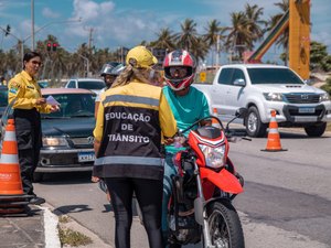 SMTT aborda veículos para alertar sobre a segurança viária durante o Carnaval
