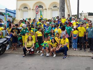 Apoiadores do Governo Bolsonaro se reúnem em frente de igreja em Palmeira dos Índios