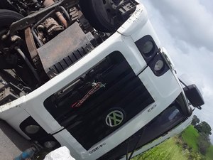 Homem fica preso às ferragens em acidente na BR-104