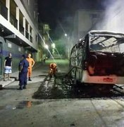 [Vídeo] Criminosos ateiam fogo em micro-ônibus e causam terror em Maragogi