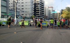 Ambulantes bloqueiam via em protesto por apreensão de mercadorias