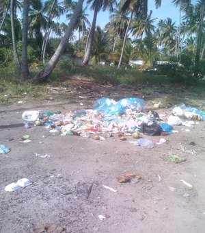 Turistas deixam lixo na Praia de Antunes, em Maragogi