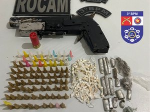 Suspeito joga arma para despistar polícia mas é preso com cocaína, crack e maconha