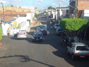 Homem tenta se esconder em banheiro de bar mas é preso portando revólver