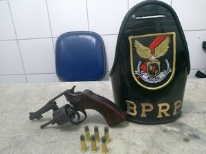 Polícia apreende revólver com numeração suprimida na madrugada 