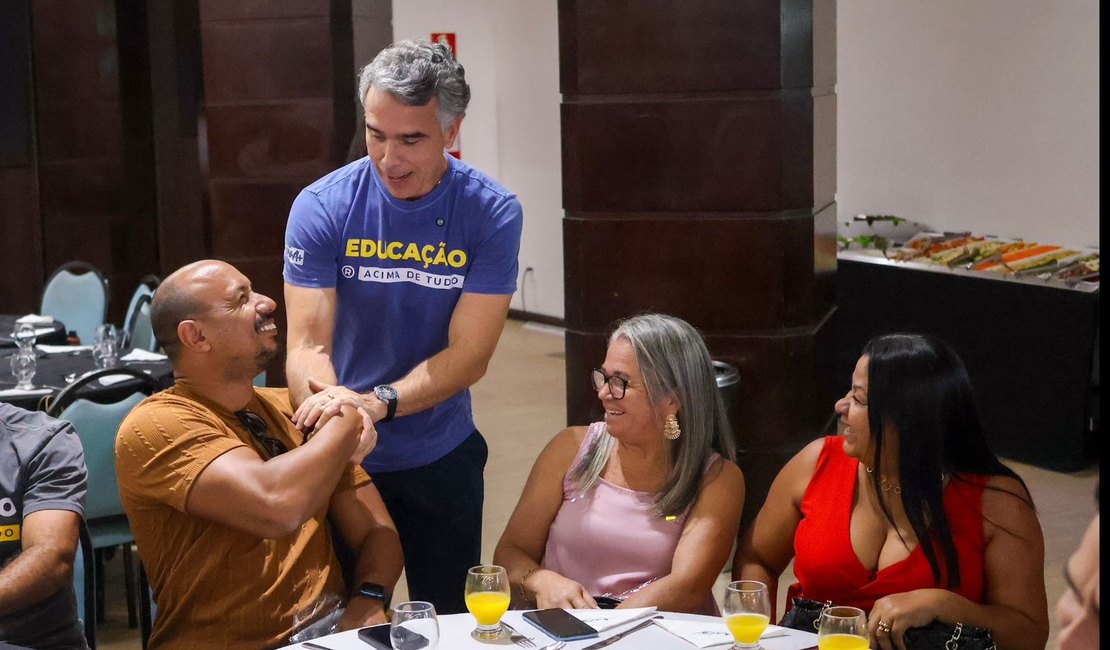 Rafael Brito homenageia professores e destaca avanços na valorização da educação