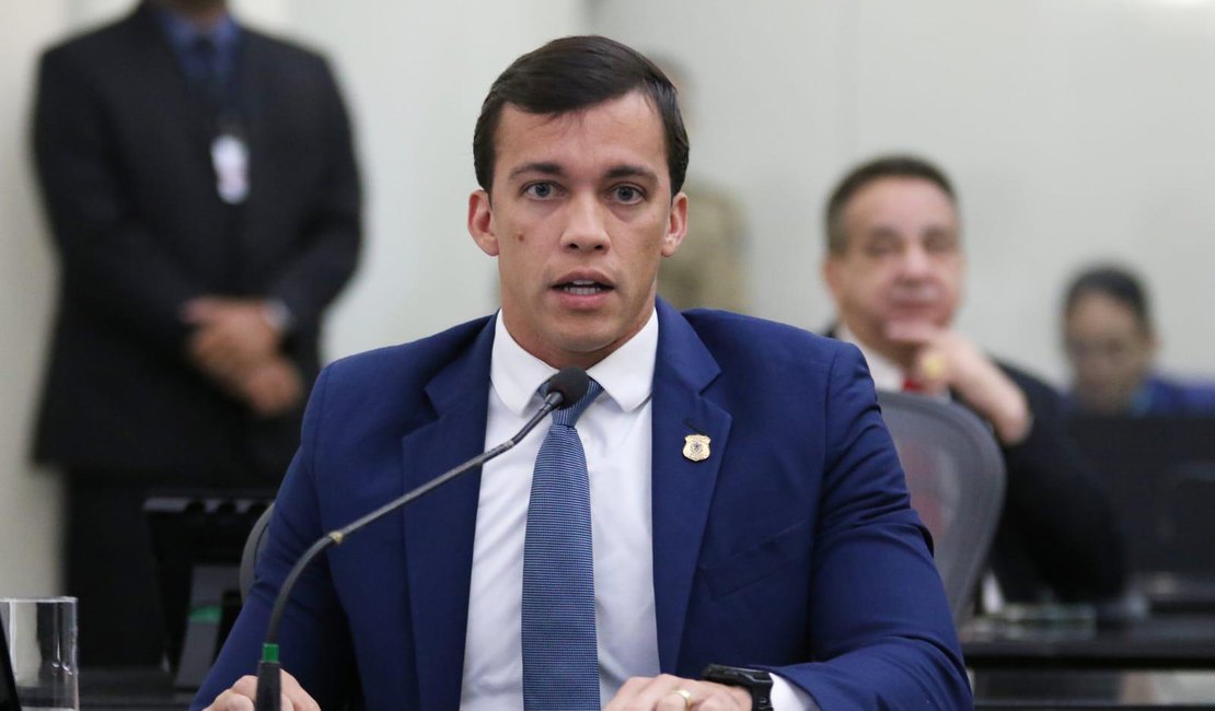 Deputado Leonam Pinheiro apoia bônus para educação e cobra melhorias nas escolas estaduais