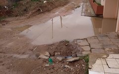 Os moradores tem sofrido com a ausência de saneamento e com as fortes chuvas dos últimos dias