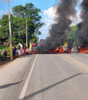 [Vídeo] Moradores bloqueiam rodovia AL-101 Norte na Barra de Santo Antônio