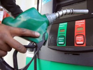 Gasolina cai, mas segue acima da semana do 1º corte da Petrobras