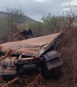 Homem fica ferido após caminhão capotar na Serra das Pias, em Palmeira dos Índios