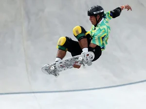 Augusto Akio supera Pedro Barros por décimos e garante bronze para o Brasil no skate