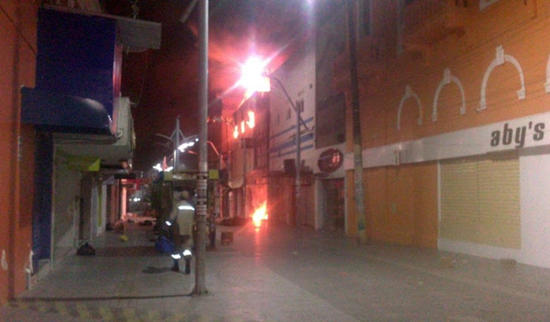 Incêndio atinge lojas no centro de Maceió