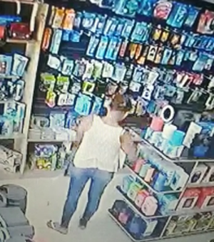 [Vídeo] Mulher furta três caixas de som de loja em Arapiraca
