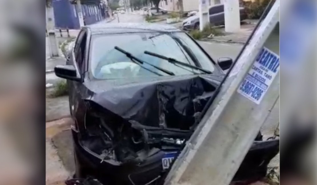 Motorista colide violentamente contra poste no Conjunto José Tenório