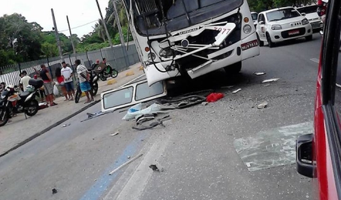 Colisão entre ônibus deixa passageiros feridos em Maceió