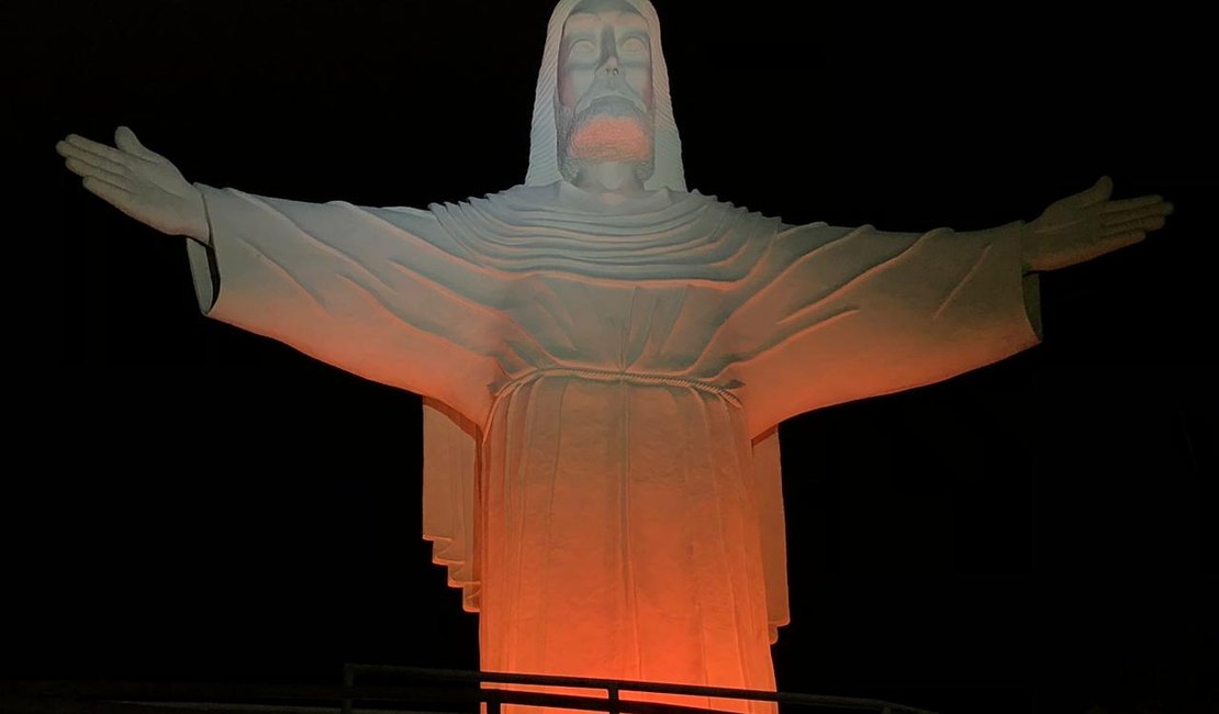 Cristo Redentor de Palmeira está em vermelho para lembrar luta mundial contra a tuberculose