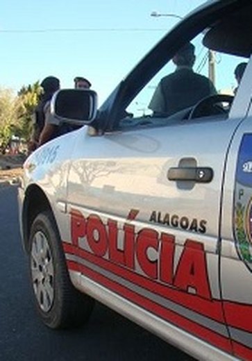 Homem é flagrado com faca durante abordagem policial em Maribondo