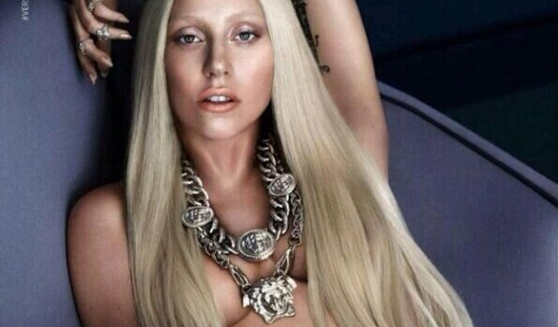 Lady Gaga faz topless em nova campanha da Versace