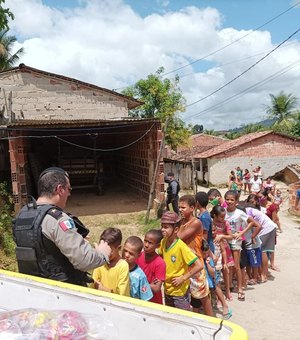 Policiais doam cestas básicas e lanches para crianças em Joaquim Gomes